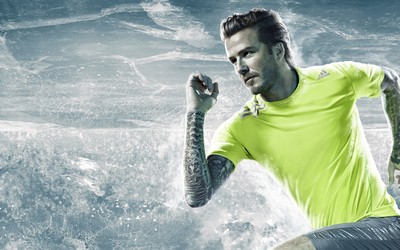 英皇体育独家-三笘薰进球后指天纪念恩师