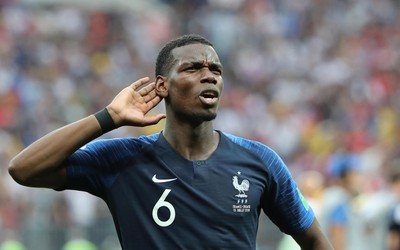 英皇体育-佩德里庆祝时跳上看台