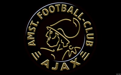 英皇体育动态-斯通斯面对逼抢大脚解围